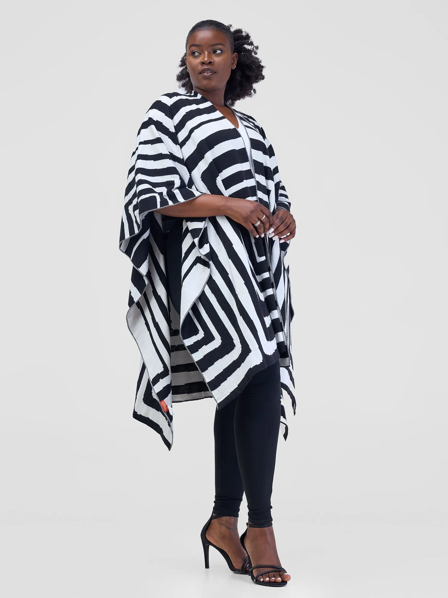 Vivo Reversible Printed Poncho -Black / Off-white Bustani Print